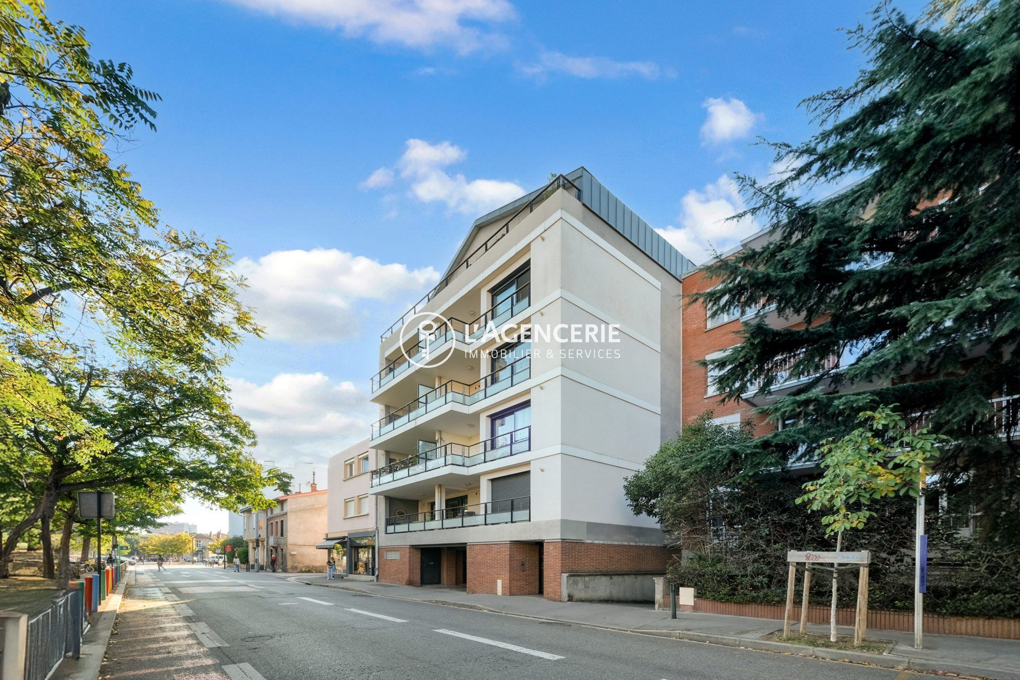 Busca, élégance urbaine – T2 lumineux avec terrasse et stationnement