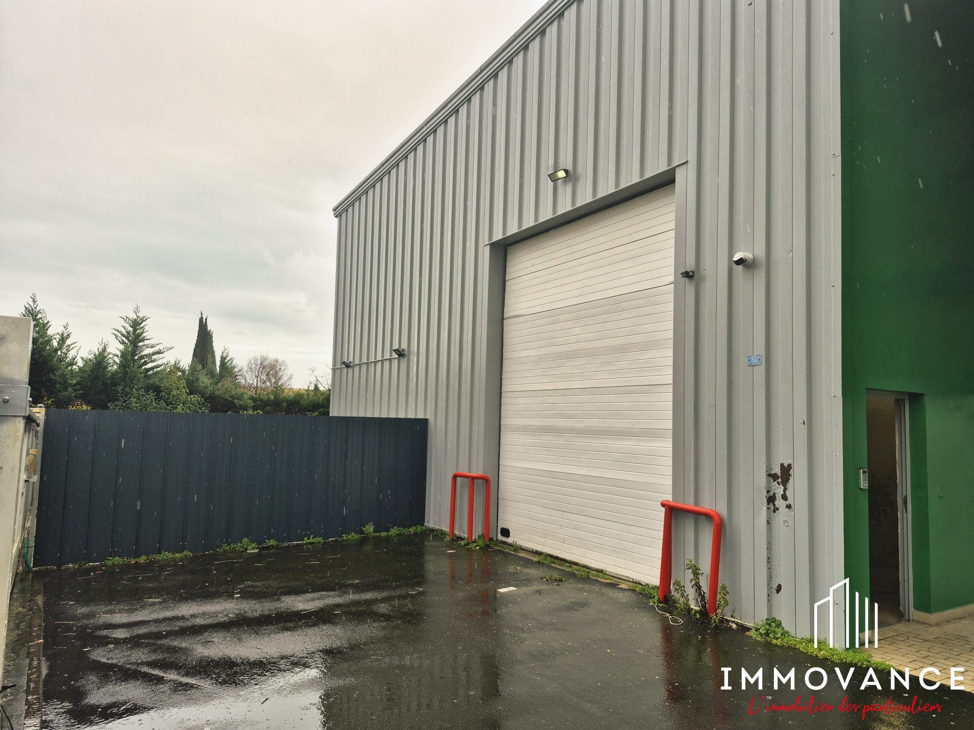 Entrepôt frigorifique neuf, parfaitement adapté au stockage et au conditionnement de viandes et de produits frais.