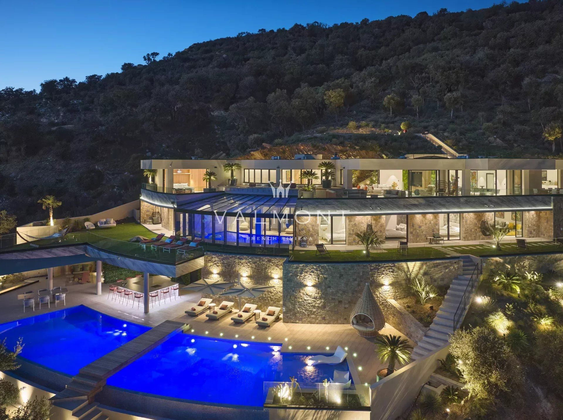 UN CHEF-D'ŒUVRE CONTEMPORAIN DE 8 CHAMBRES