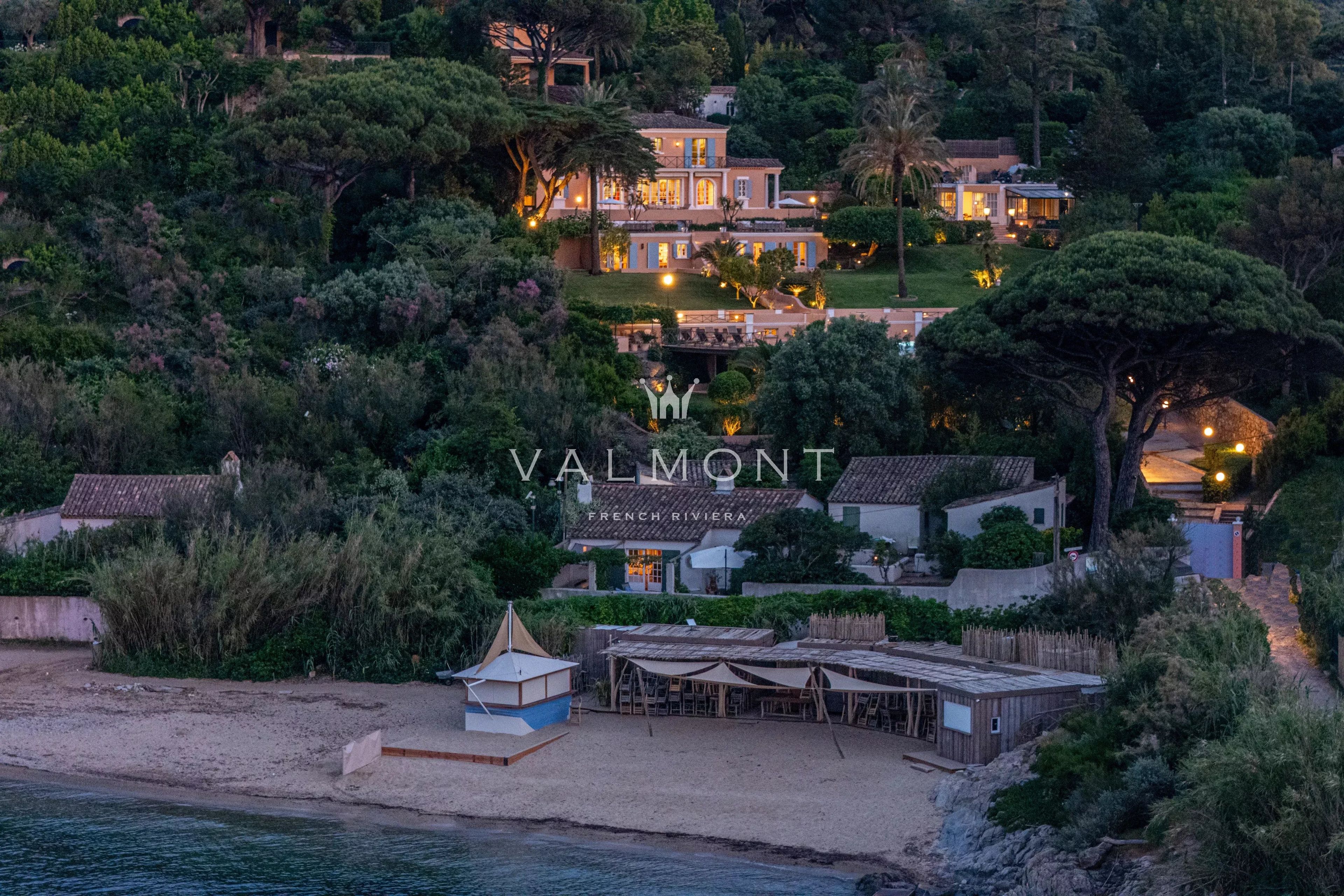 Location de villa de luxe en bord de mer à Saint-Tropez avec accès privé à la mer