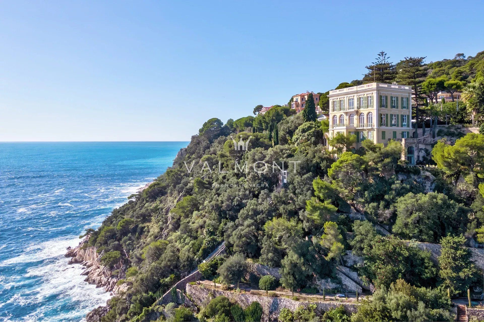PROPRIETE PIEDS DANS L'EAU SURPLOMBANT LA BAIE DE VILLEFRANCHE SUR MER