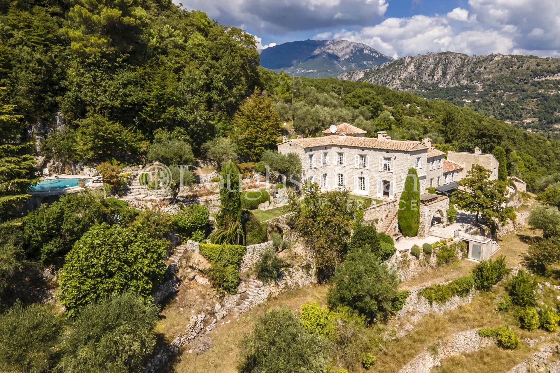 PROCHE NICE  - Magnifique château et dépendances avec vue dégagée