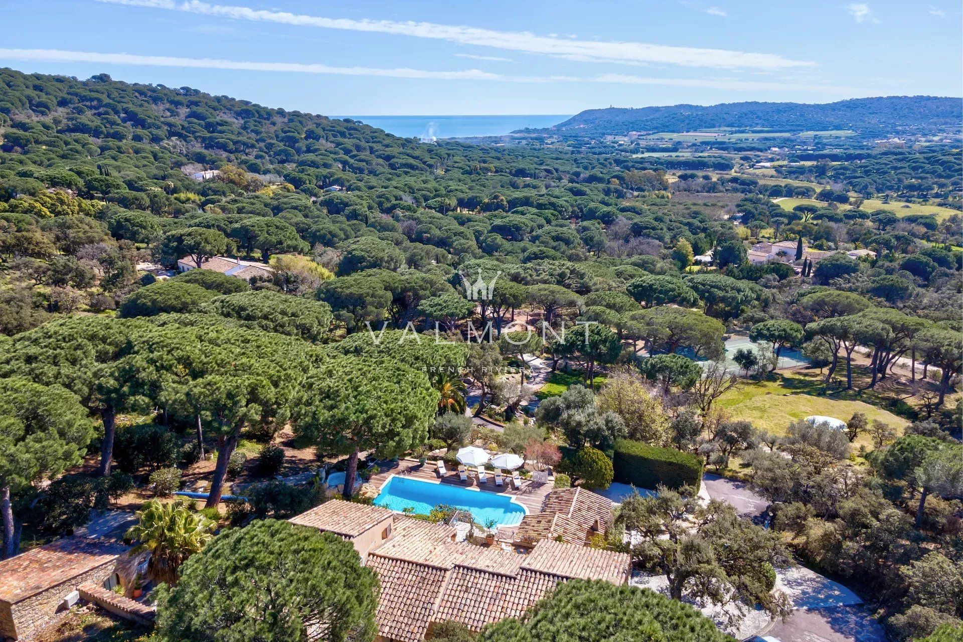 CHARMANTE VILLA NICHÉE DANS UN ÉCRIN DE VERDURE AVEC VUE SUR LA MER