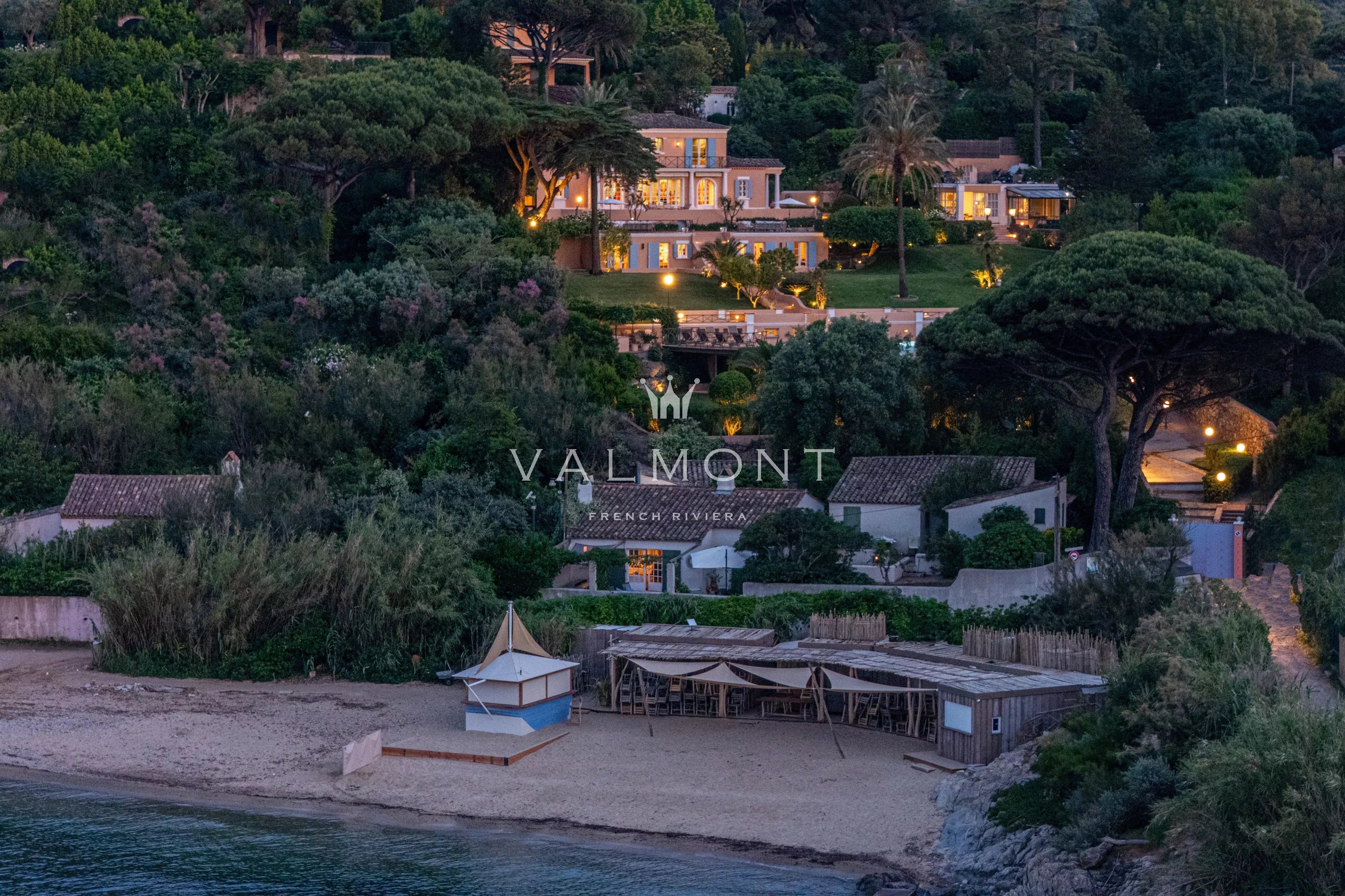 Location de villa de luxe en bord de mer à Saint-Tropez avec accès privé à la mer - Photo 1