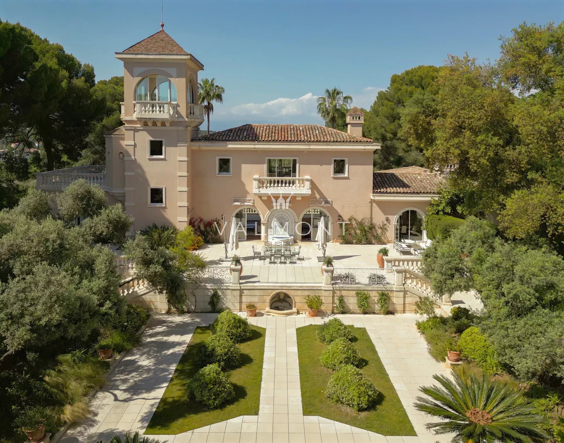 MAGNIFIQUE CLOCHER RÉNOVÉ SUR LE CAP D'ANTIBES - Photo 1