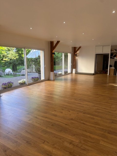 À LOUER A SENS (89) BUREAUX AVEC VUE SUR JARDIN ESPACE P - Photo 1