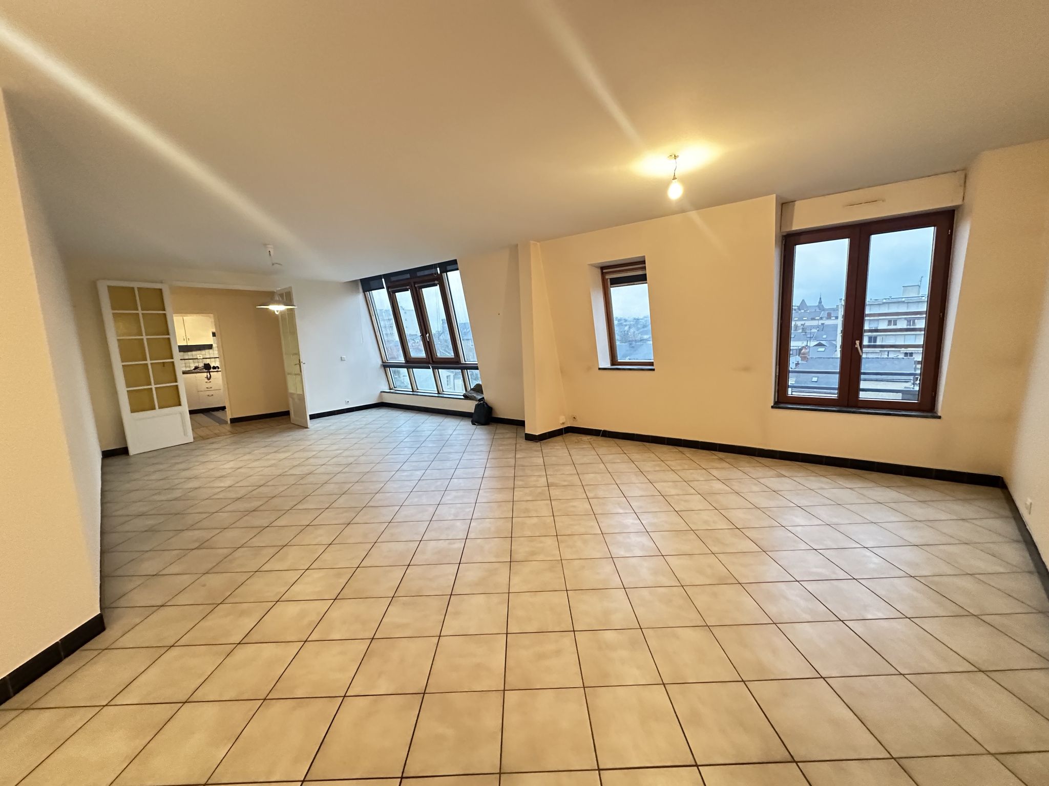 F4 LUMINEUX ET TRAVERSANT AVEC DOUBLE GARAGE