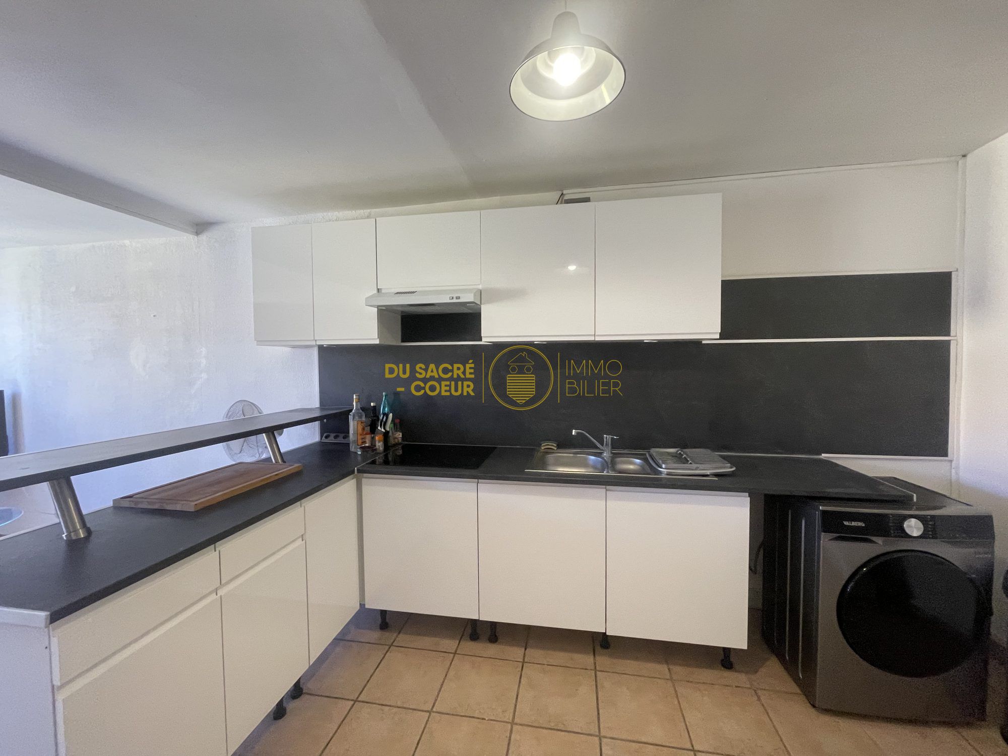 LOCATION TOUT INCLUS APPARTEMENT T2 MEUBLÉ CENTRE VILLE AVEC VUE SUR LA CATHÉDRALE SAINT JEAN BAPTISTE ET LE CAMPO SANTO