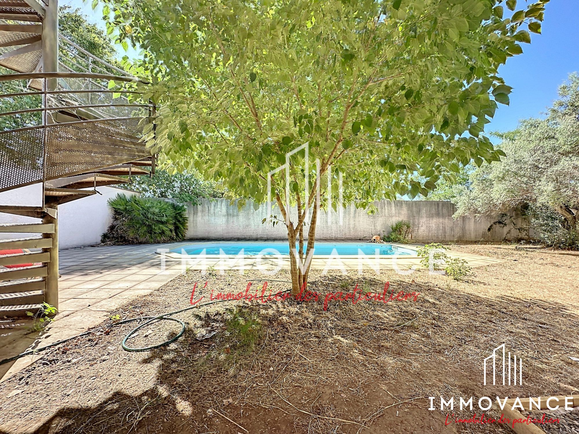 Propriété avec appartement de 152m2 avec grand garage de 200m2, jardin, pool-house et piscine