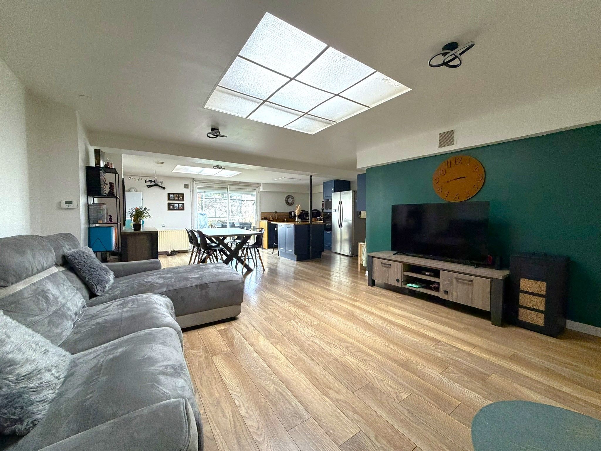 BEAUX VOLUMES POUR CETTE MAISON EN SEMI PLAIN PIED