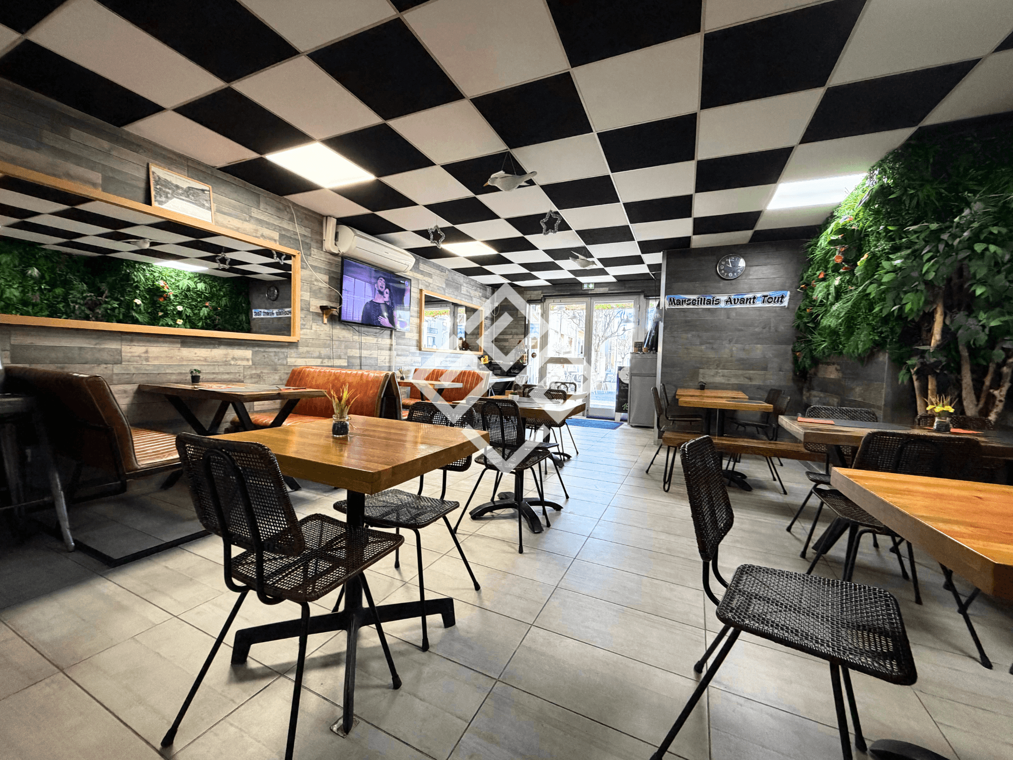 Fonds de commerce avec terrasse et fort passage