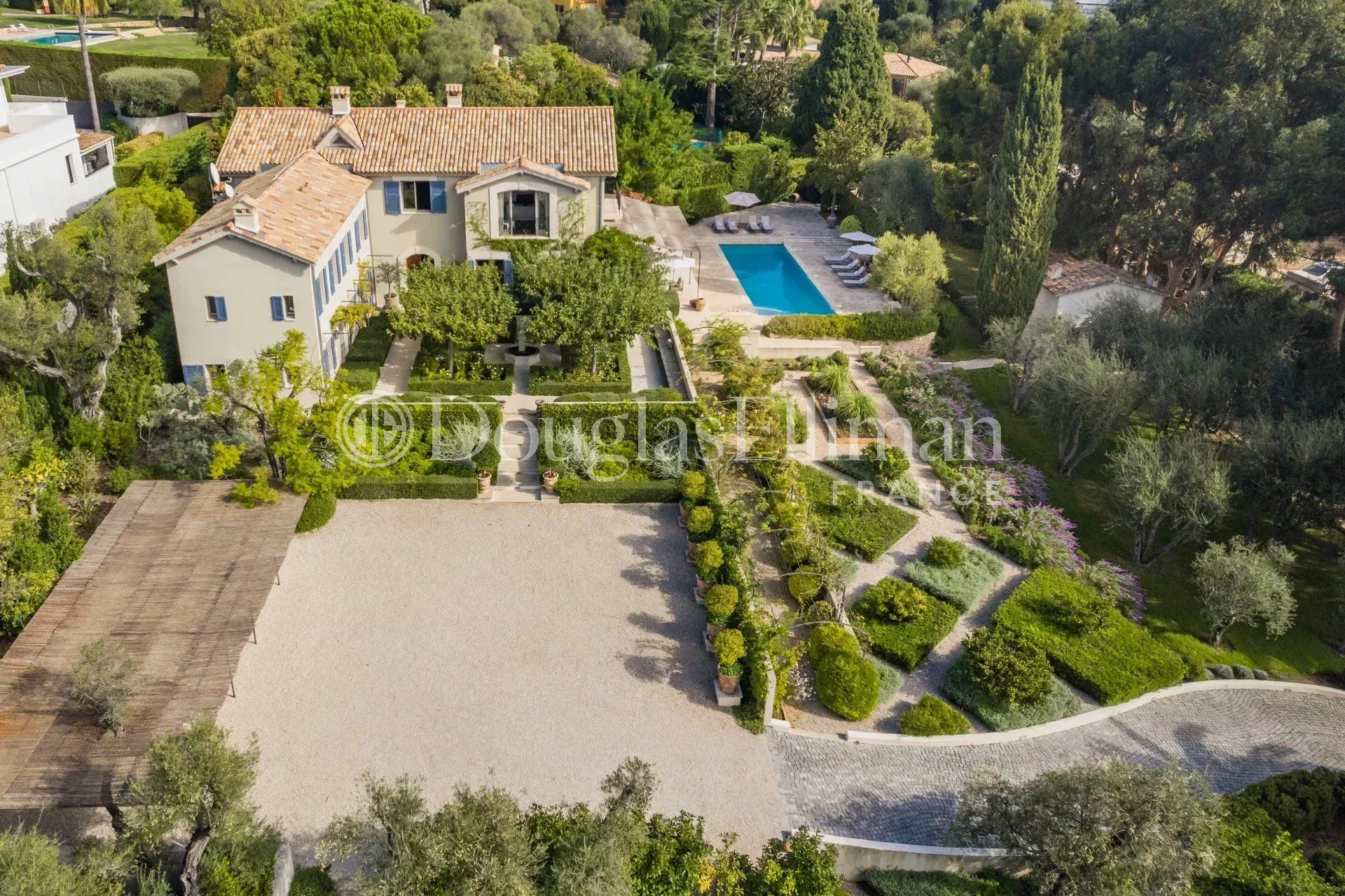 CAP D'ANTIBES - Superbe propriété avec tennis et piscine