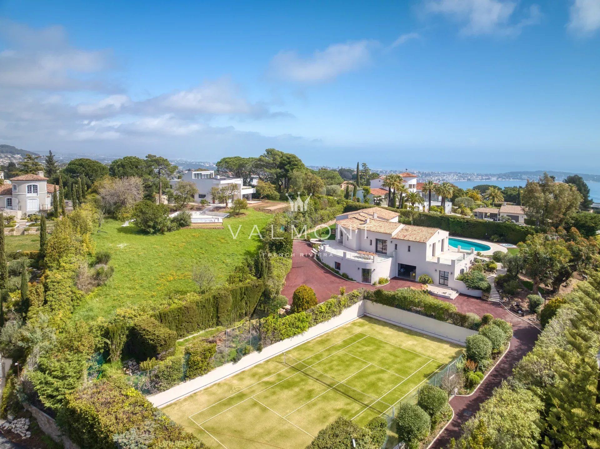 Une maison de luxe contemporaine de 5 chambres à Cannes