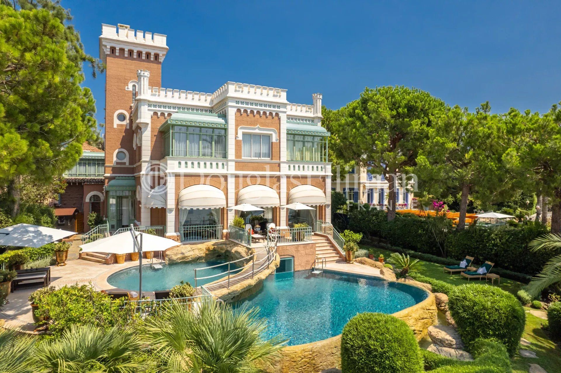 CAP D'ANTIBES : Villa iconique front de mer au Cap d'Antibes